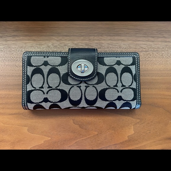 EXCELLENT condition! Coach signature black wallet - Picture 6 of 9